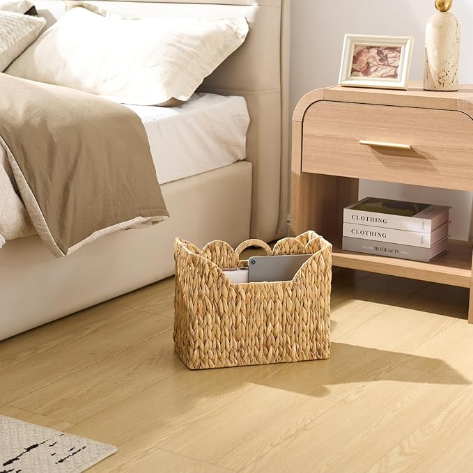 YANGQIHOME Wicker Magazine Holder, Handwoven Water Hyacinth Magazine Basket, Scalloped Book Basket with Handle, Divided Magazine Rack for Office, Bathroom, Living Room